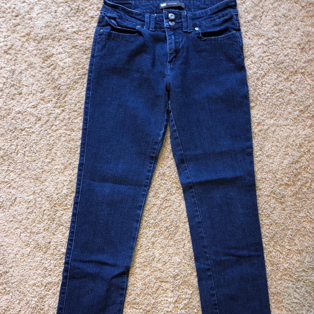 Levi Premium Mid Rise Skinny Jeans.  8M
